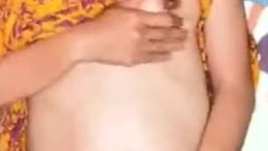 Ngentot sambil peras air susu mamah muda daster kuning yang sedang sange berat